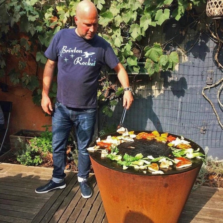 Arteflame One30 bbq e braciere in acciaio corten, con piastra di cottura in ghisa da 76 cm, altezza totale 79 cm