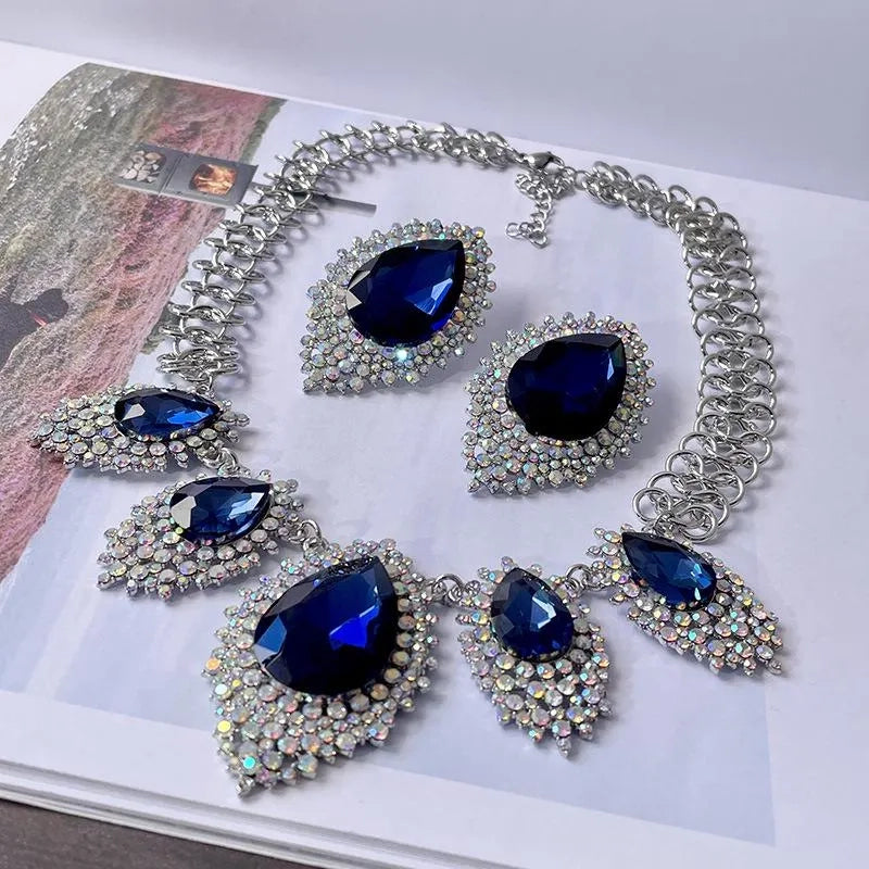 Orecchini e collana fatti a mano con cristalli blu diamante, regalo di Natale o di compleanno.