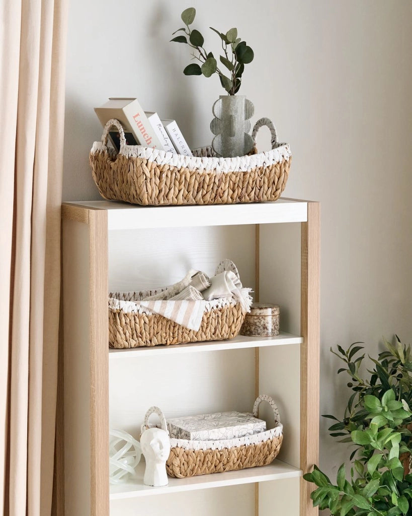 Set di 3 cestini in giacinto d'acqua con struttura in metallo e manici realizzati a mano stile boho classico