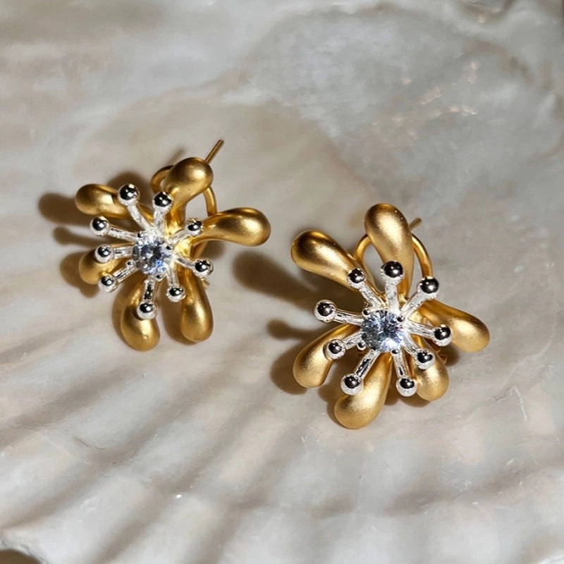 Orecchini a petalo di fiore in oro e argento con zirconi