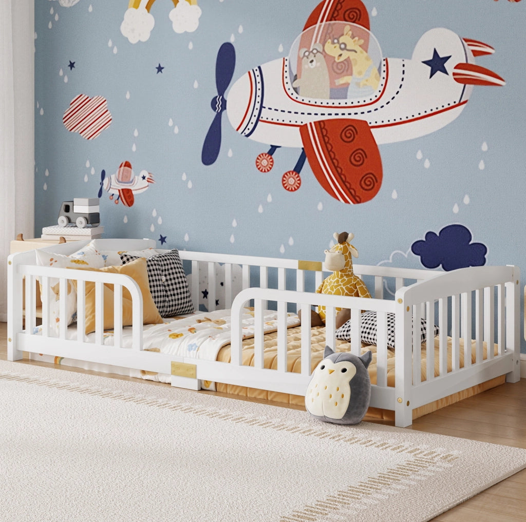 Letto a pavimento 90x200 cm con ingresso centrale; legno di pino e multistrato bianco