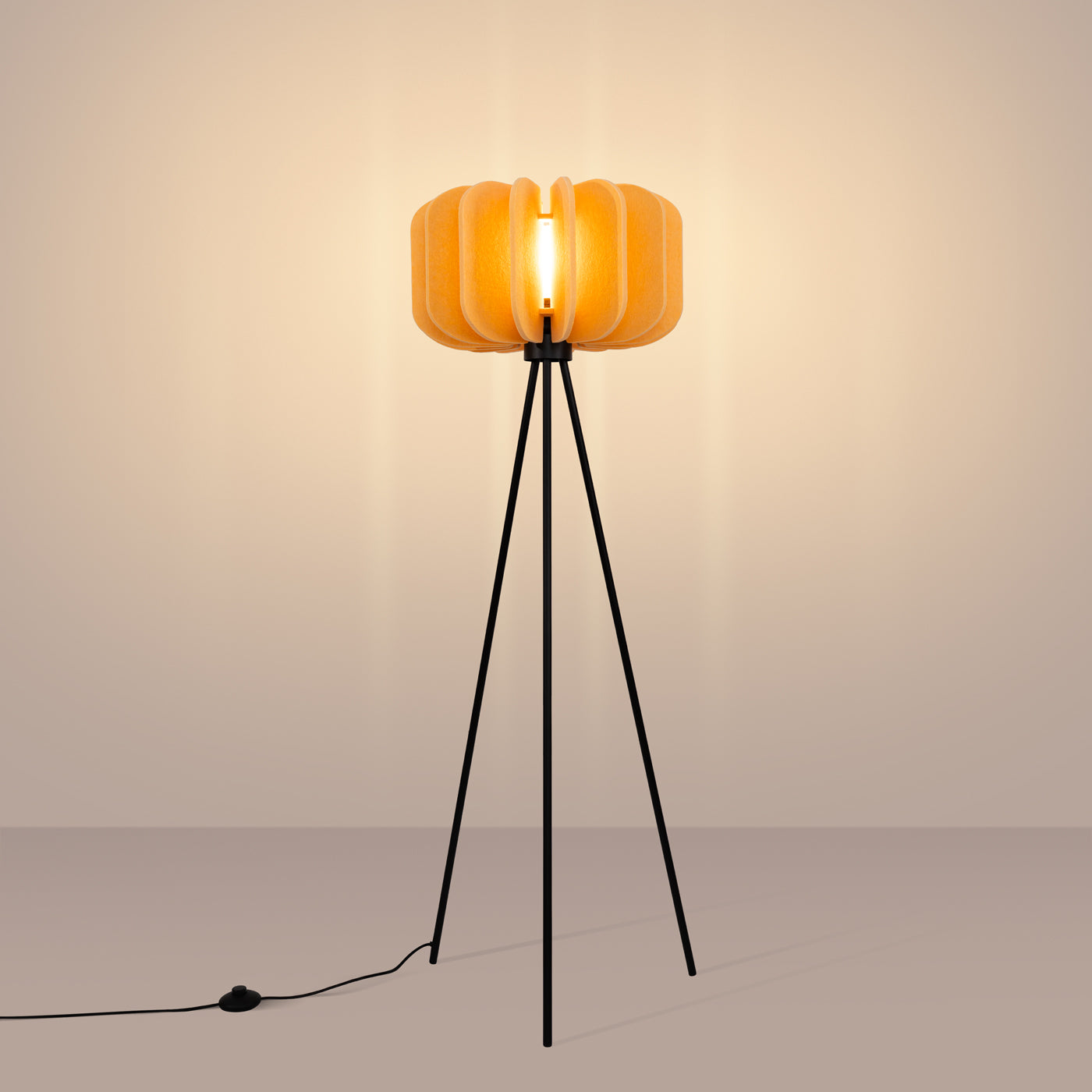 Lampada da terra moderna a sospensione MULA con paralume in feltro arancione spagnolo da 45 cm