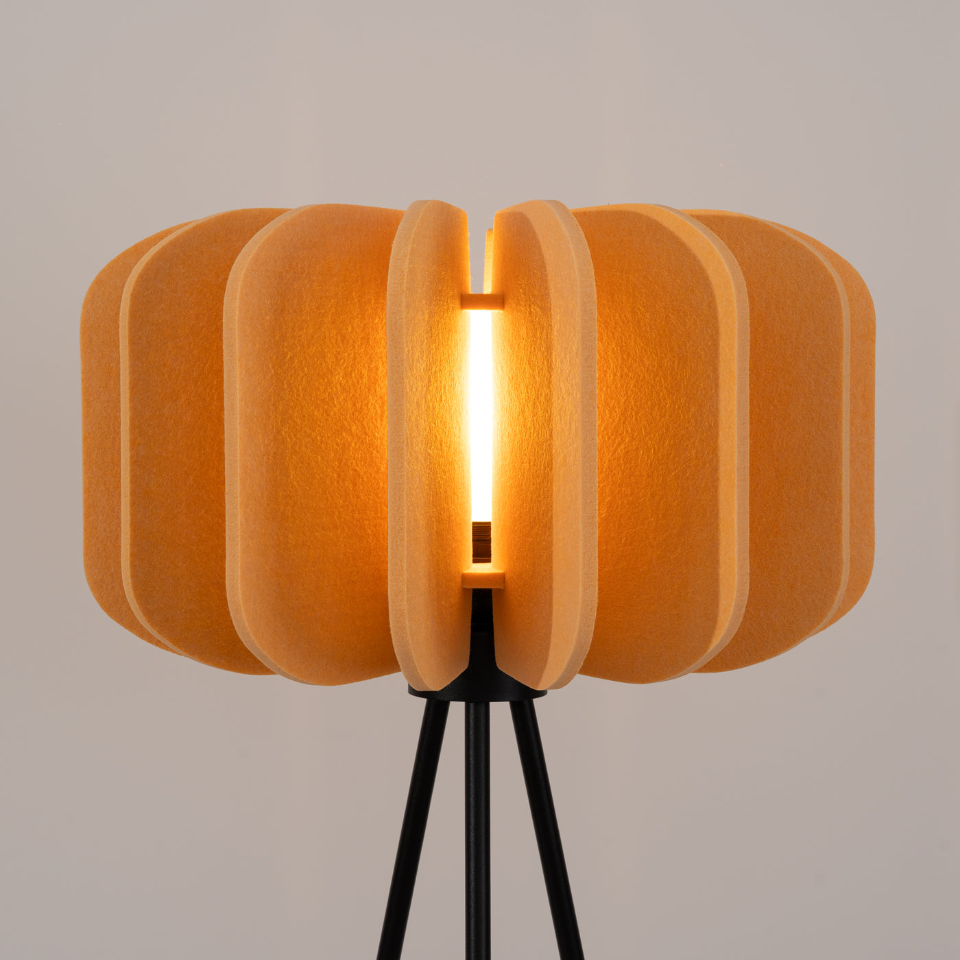 Lampada da terra moderna a sospensione MULA con paralume in feltro arancione spagnolo da 45 cm