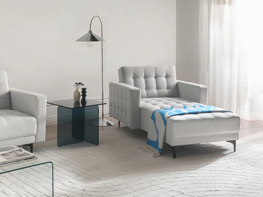 Chaise longue in tessuto trapuntato grigio chiaro Soggiorno moderno Divano reclinabile Gambe dorate Bracci a binario