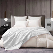 Deken in Satijn Zijde 150x200 cm Beige e Wit Decorativo per Interno con Effetto Luce Cool e Comfortevole