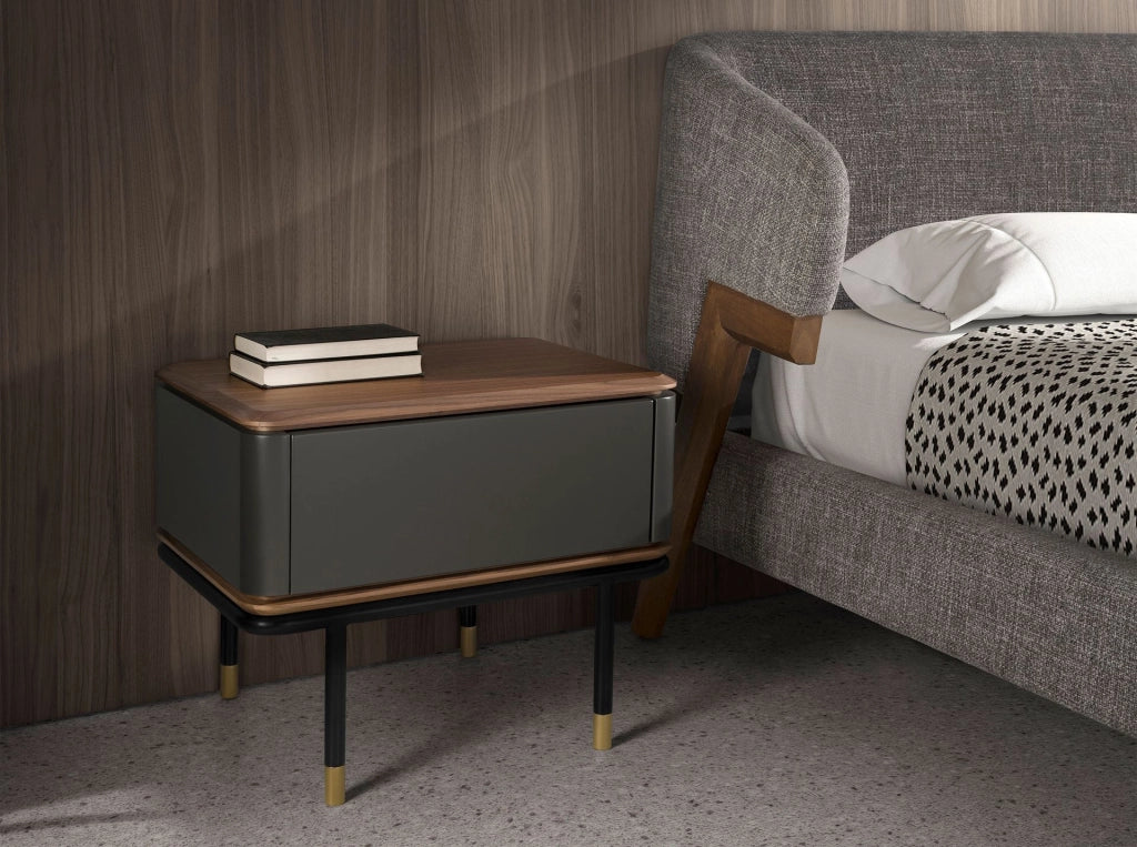 Comodino in legno grigio scuro opaco, acciaio nero e piano in noce