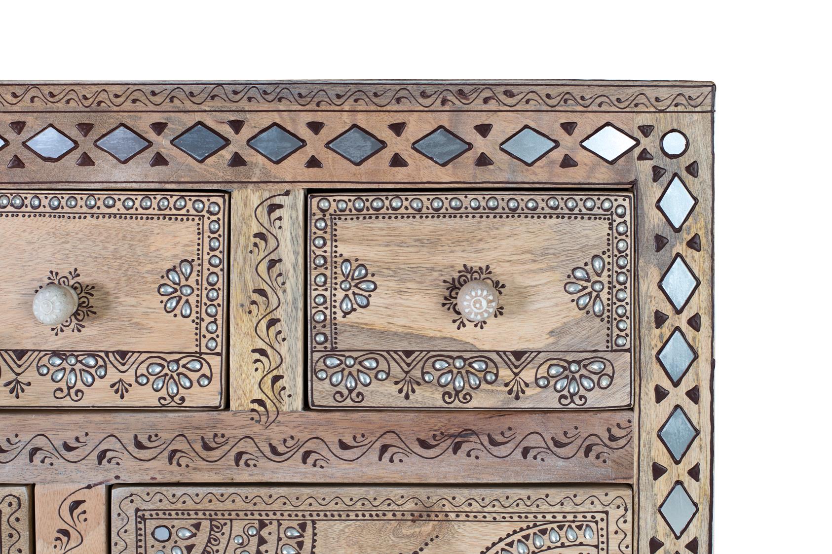 Credenza alta in legno di mango e MDF e dettagli dipinti a mano