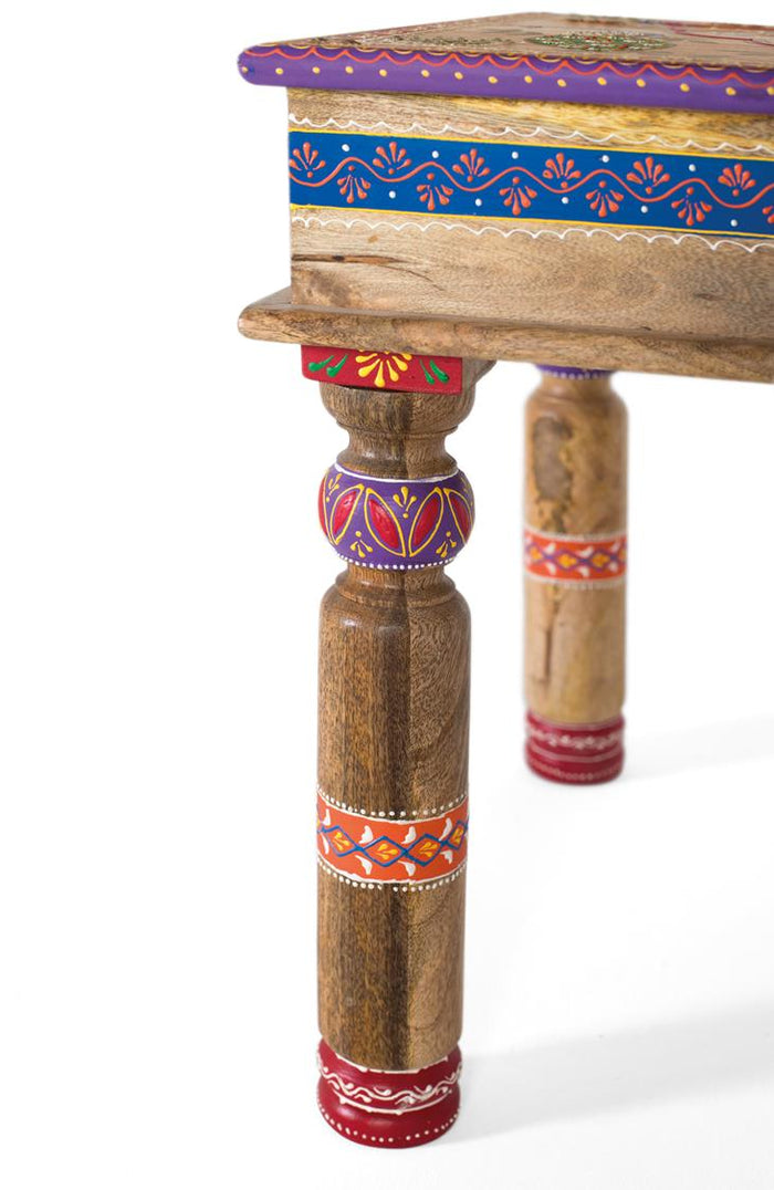 Tavolino in legno di mango con dettagli dipinti a mano