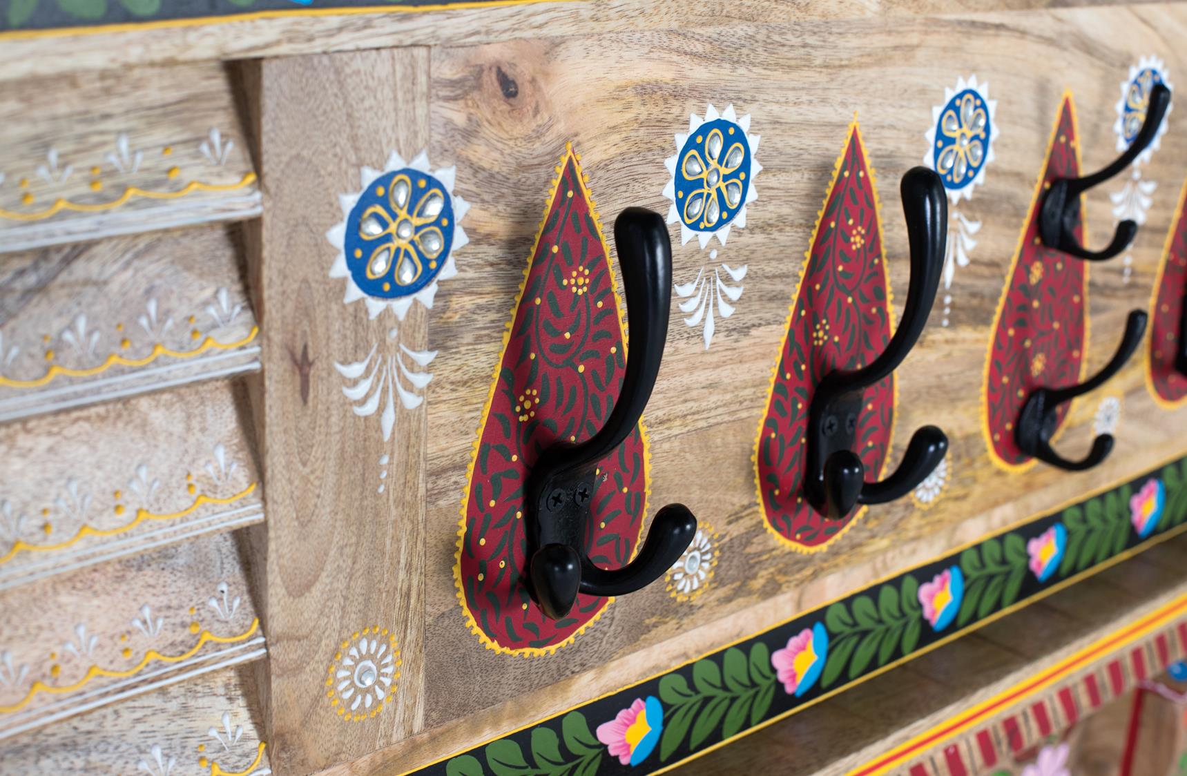 Appendiabiti da parete realizzato in legno di mango dipinto a mano