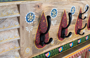 Appendiabiti da parete realizzato in legno di mango dipinto a mano