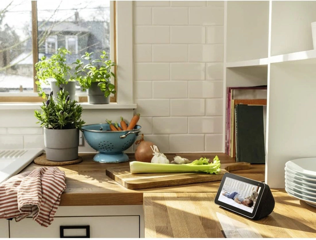 WiFi camera 1080p (Full HD), app, motion sensor, visione notturna, da interno, compatibile con Amazon e Google, bianco