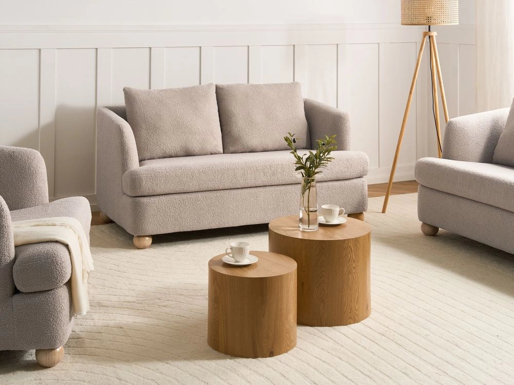 Divano a 2 posti con rivestimento in tessuto braccioli e gambe rotonde in legno per soggiorno beige chiaro