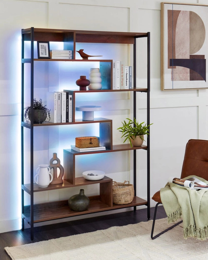 Libreria a 6 ripiani con struttura in metallo nero  legno scuro con luci LED con retro aperto stile industriale
