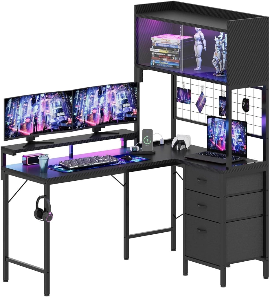 Scrivania Gaming con Luci LED e Presa Elettrica, 115_x_90_cm Scrivania Angolare a L con Mensola, Pannello a Griglia, 3 Cassetti e Supporto Monitor per Giocatori, Nero