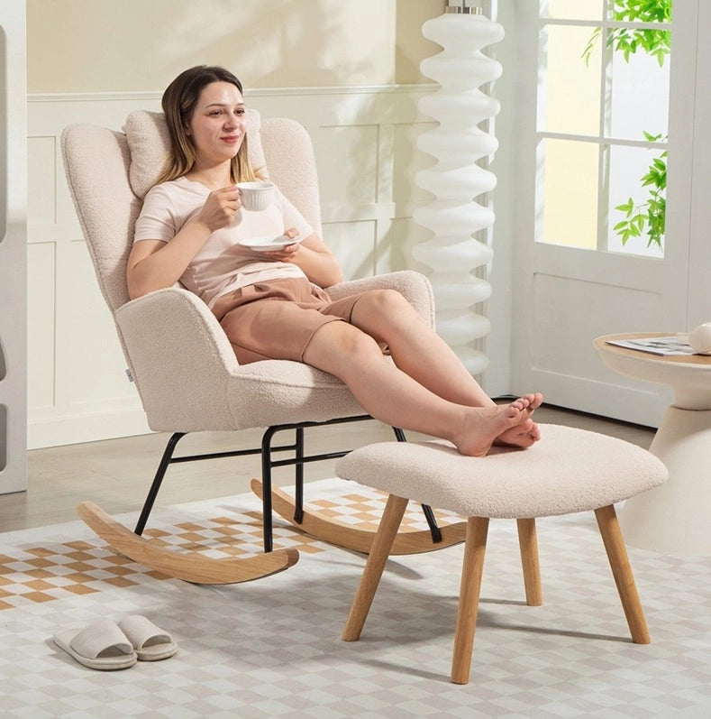 Poltrona a dondolo beige con poggiapiedi