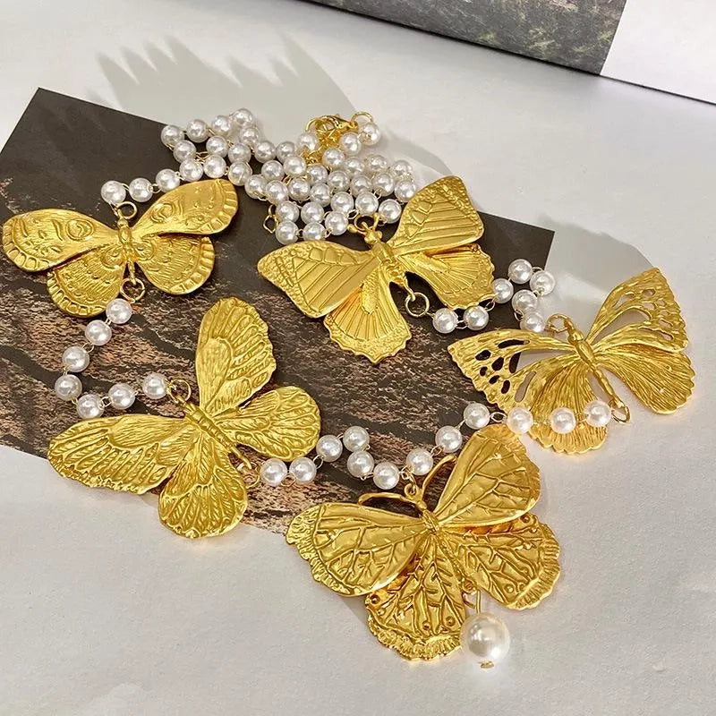Collana con ciondolo a forma di farfalla dorata, realizzata a mano con perle, regalo di Natale o di compleanno.