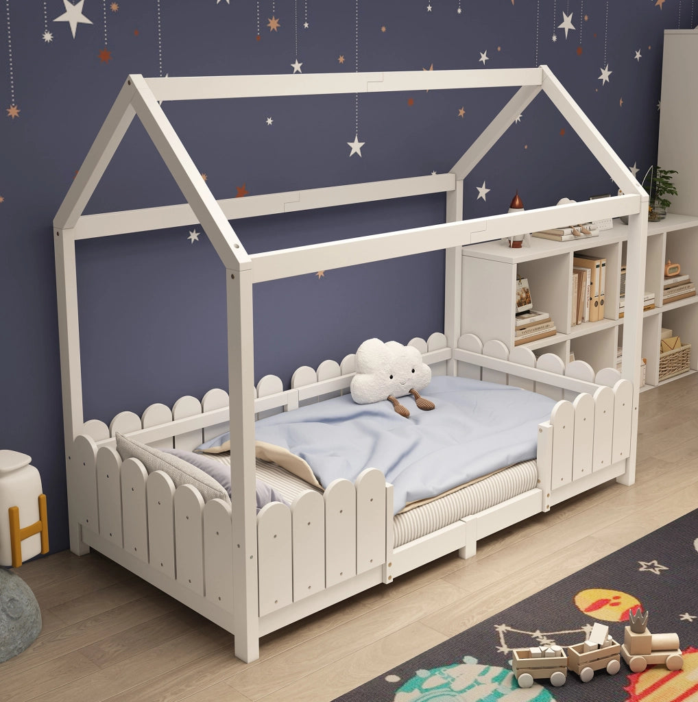 Letto a casetta per bambini 90x200 cm con protezione anticaduta e rete a doghe; legno e MDF bianco