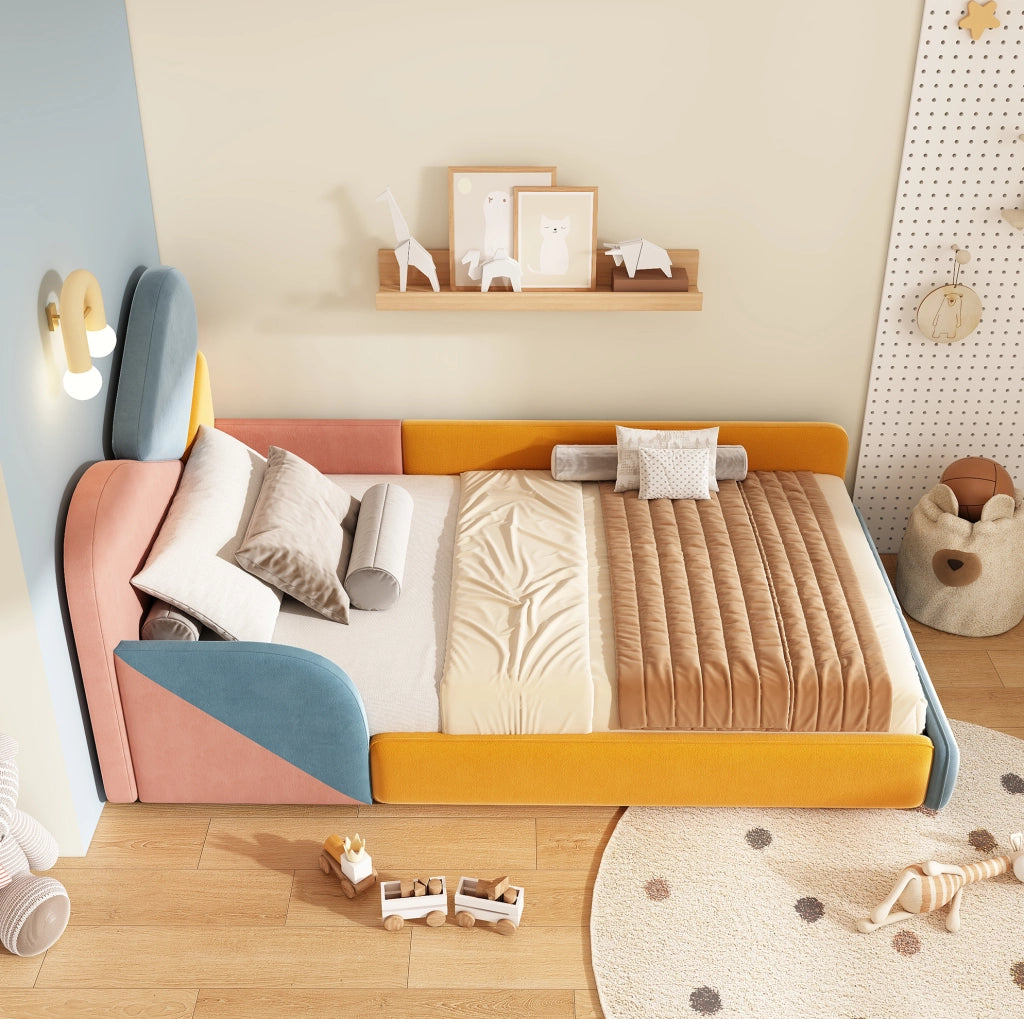 Letto imbottito per bambini ULEVR 90x200 cm con sponde laterali alte, velluto patchwork blu multicolore