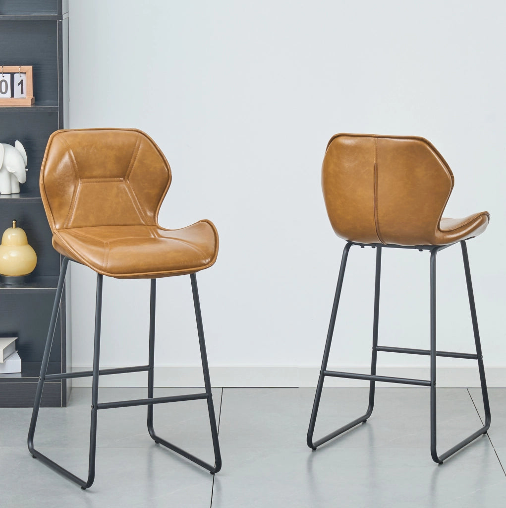 Set di 2 sgabelli da bar in ecopelle cognac con schienale e struttura metallica nera