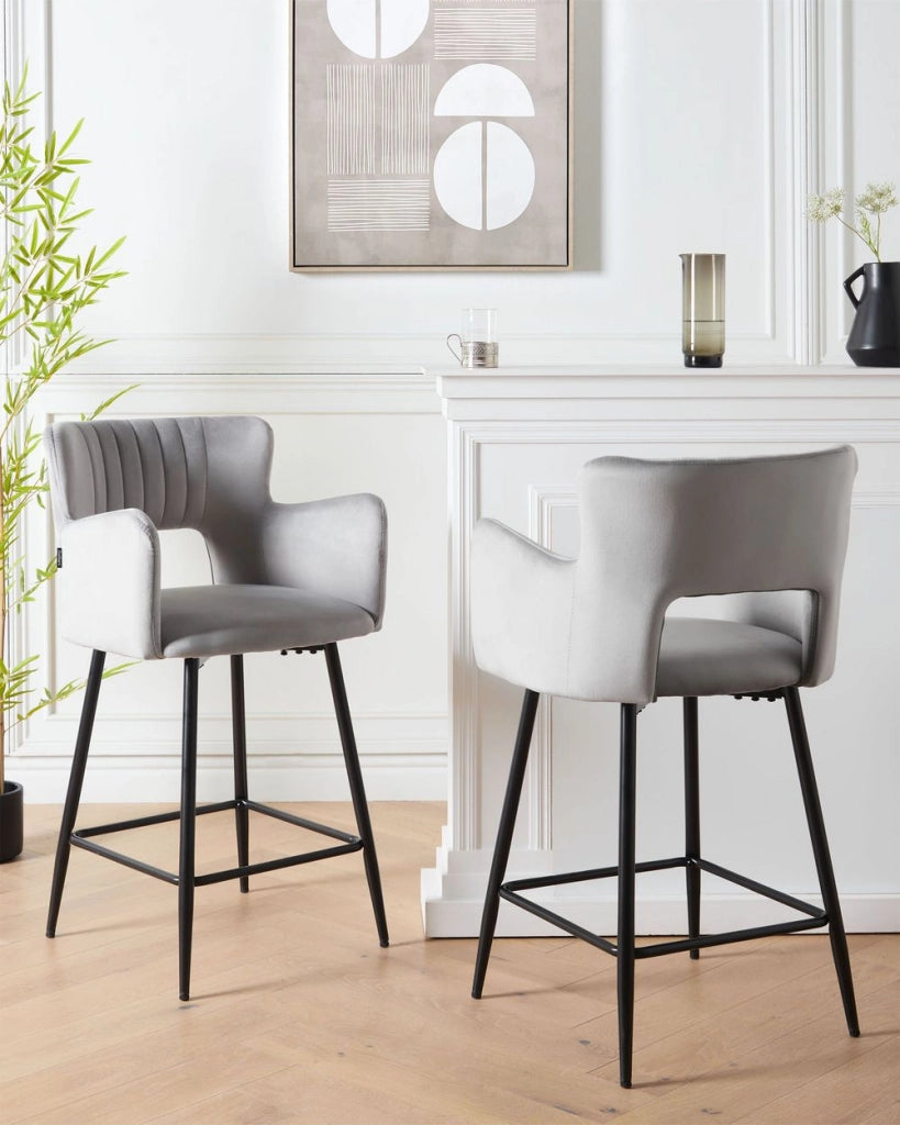Set di 2 sgabelli da bar velluto grigio braccioli schienale intagliato gambe in metallo moderna industriale