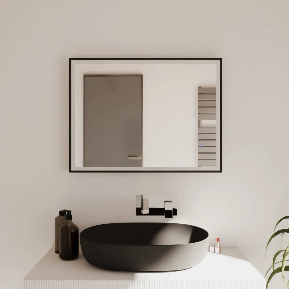 Specchio led 50x70cm con cornice nero opaco luce calda, neutra, fredda antiappannamento e reversibile | Sargas