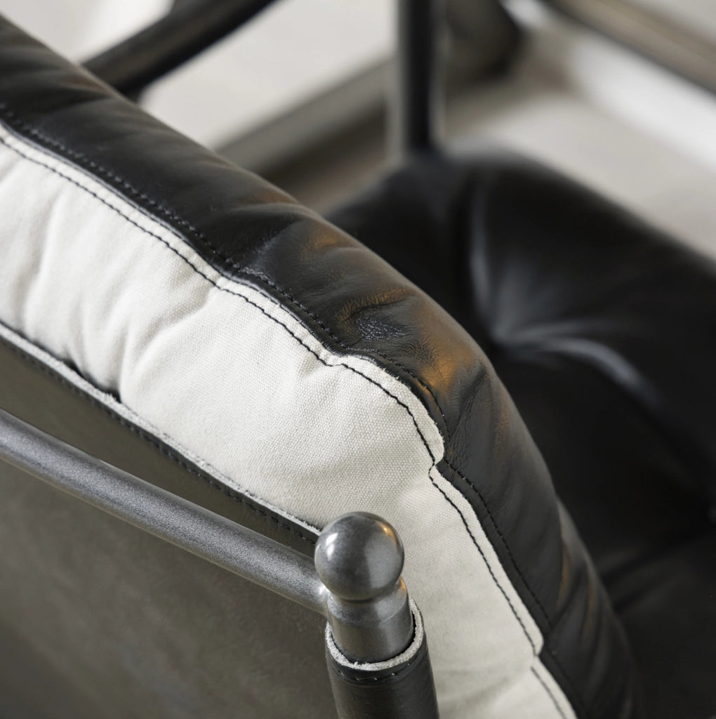 Poltrona Mid Century Modern con braccioli in pelle e metallo nera