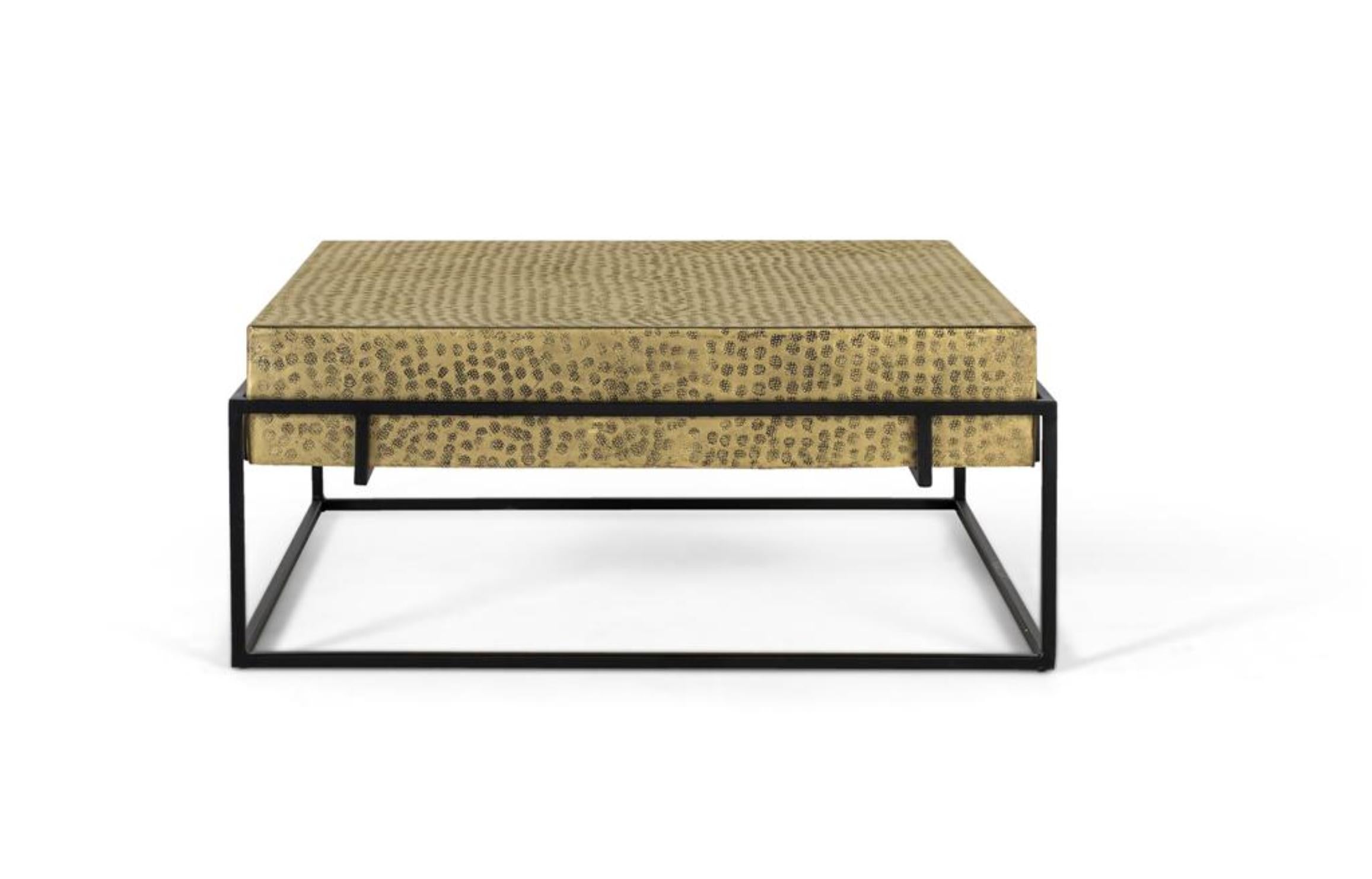 Tavolino quadrato con struttura in ferro dorato