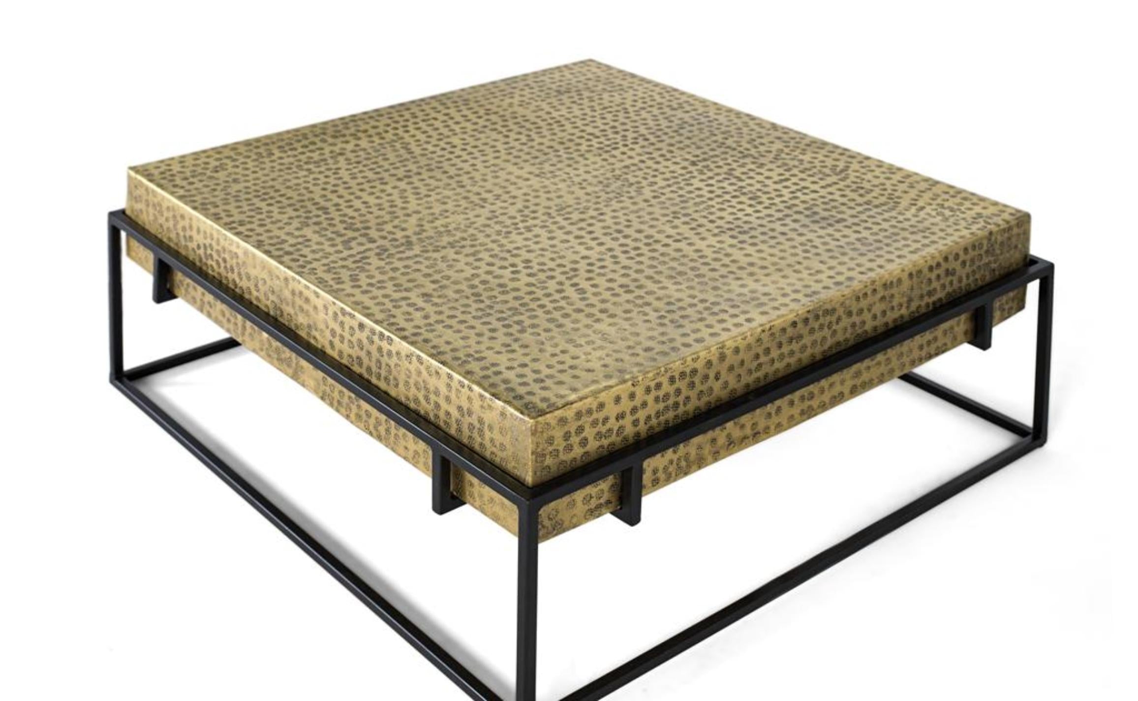 Tavolino quadrato con struttura in ferro dorato