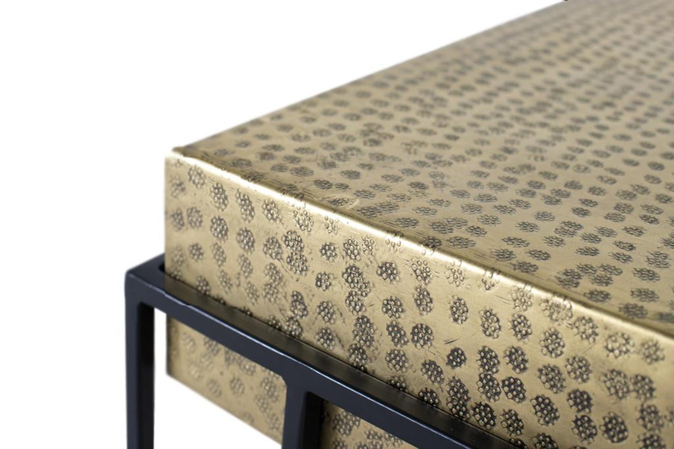 Tavolino quadrato con struttura in ferro dorato