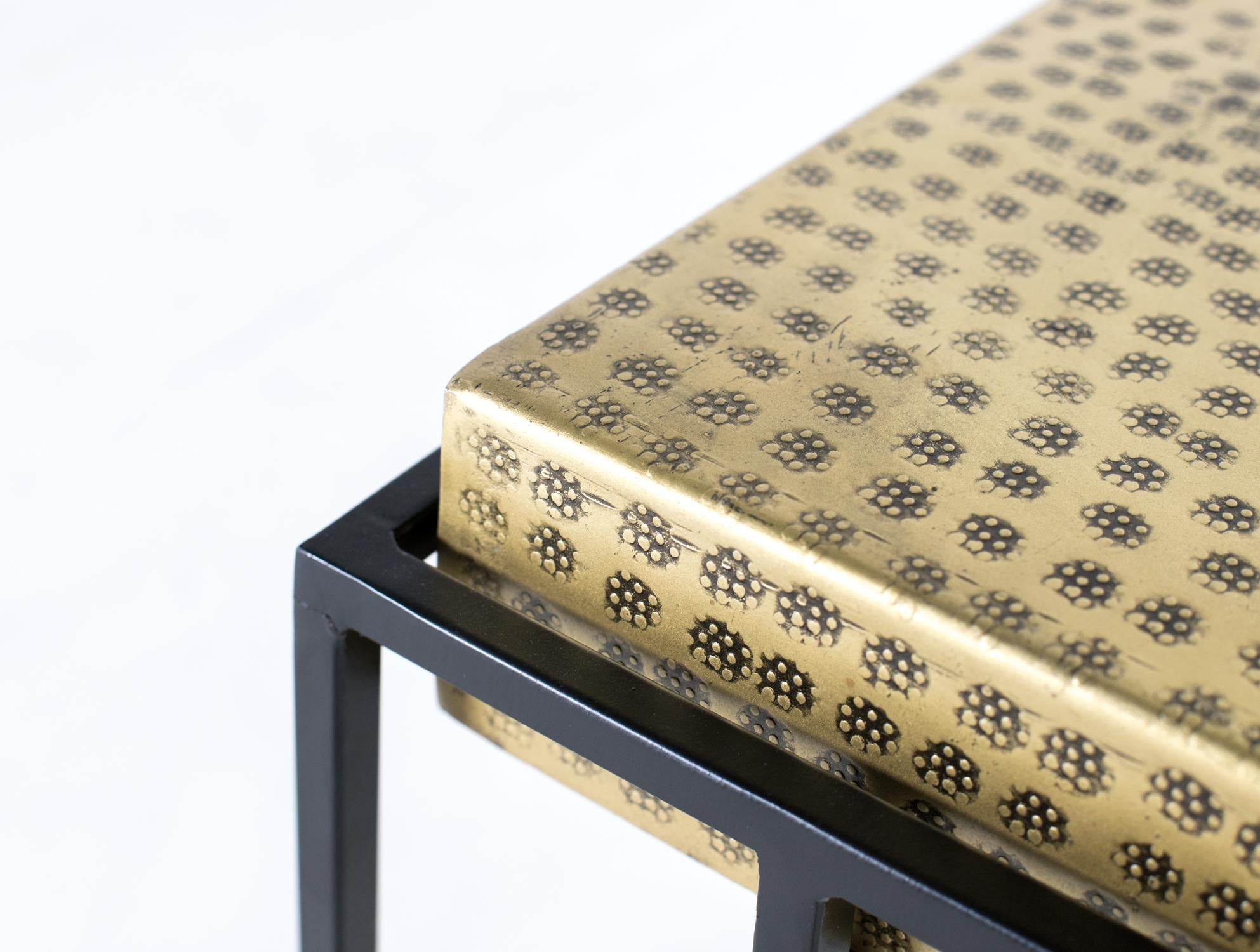 Tavolino in acciaio e gambe in ferro dorato