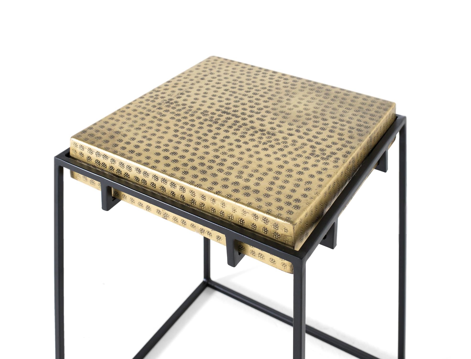 Tavolino in acciaio e gambe in ferro dorato