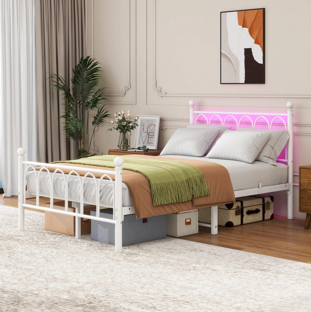 Letto 120x200 cm con LED; 2 porte USB e presa di corrente; MDF e metallo bianco