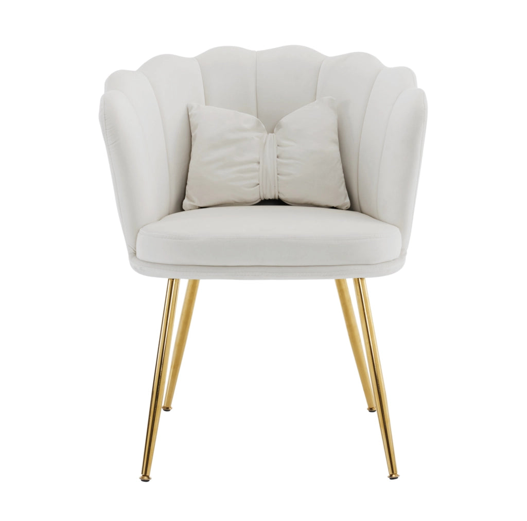Poltrona con design a petalo; supporto ergonomico in velluto beige