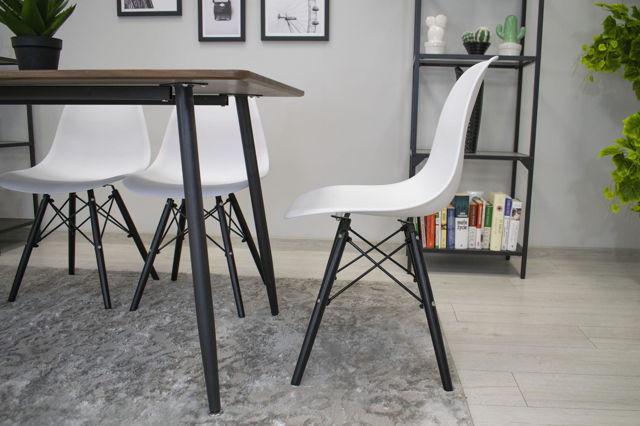 Sedia ergonomica Valora OSAKA con gambe bianche e nere per soggiorno x2