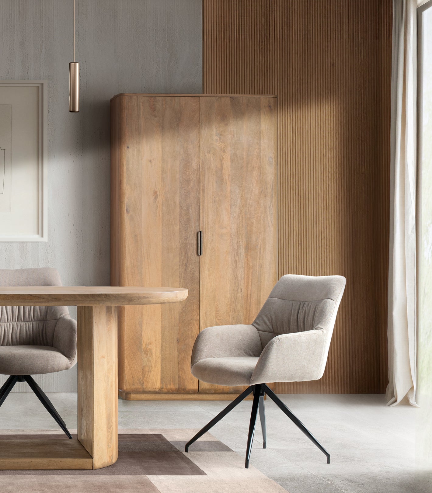 Armadio realizzato in legno di mango con angoli arrotondati