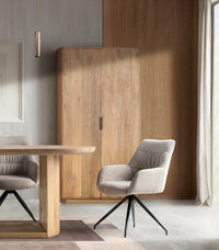 Armadio realizzato in legno di mango con angoli arrotondati