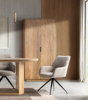 Armadio realizzato in legno di mango con angoli arrotondati