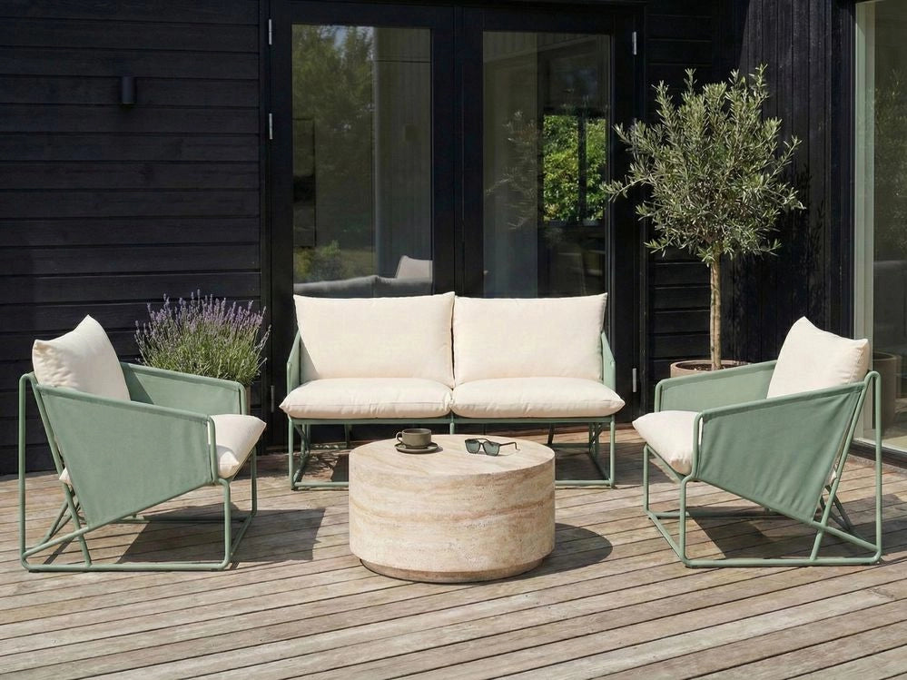 Set composto da divano basso oversize e 2 sedie in metallo con cuscini per schienale e seduta da interno ed esterno verde stile moderno e rustico