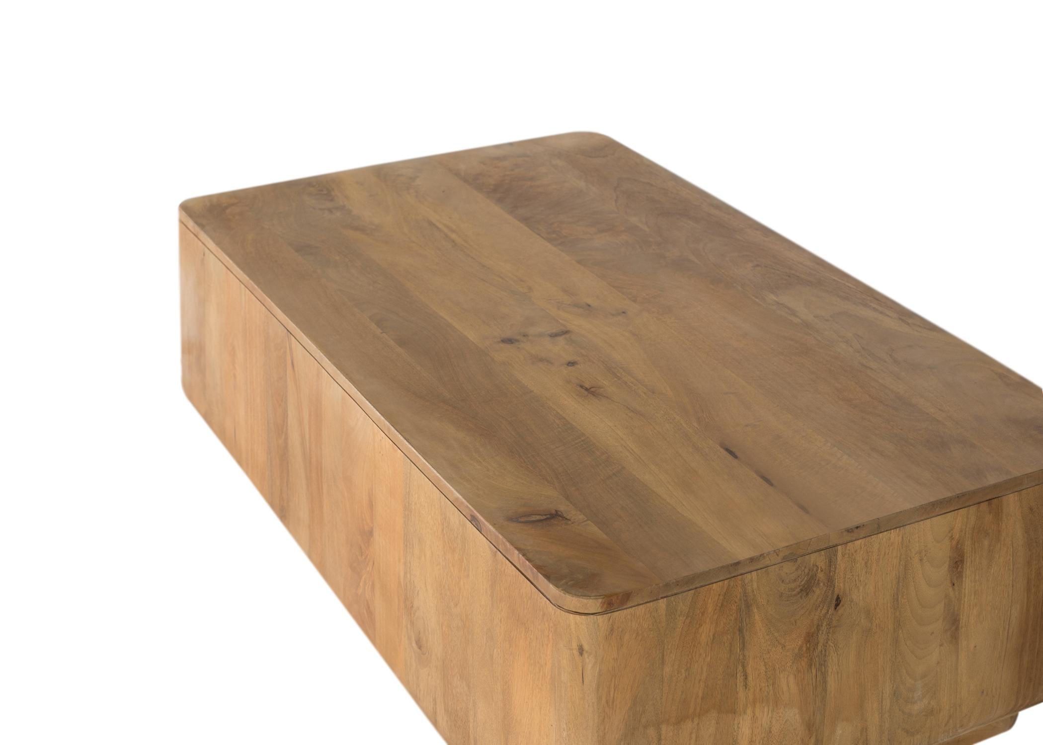 Tavolino realizzato in legno di mango con angoli arrotondati