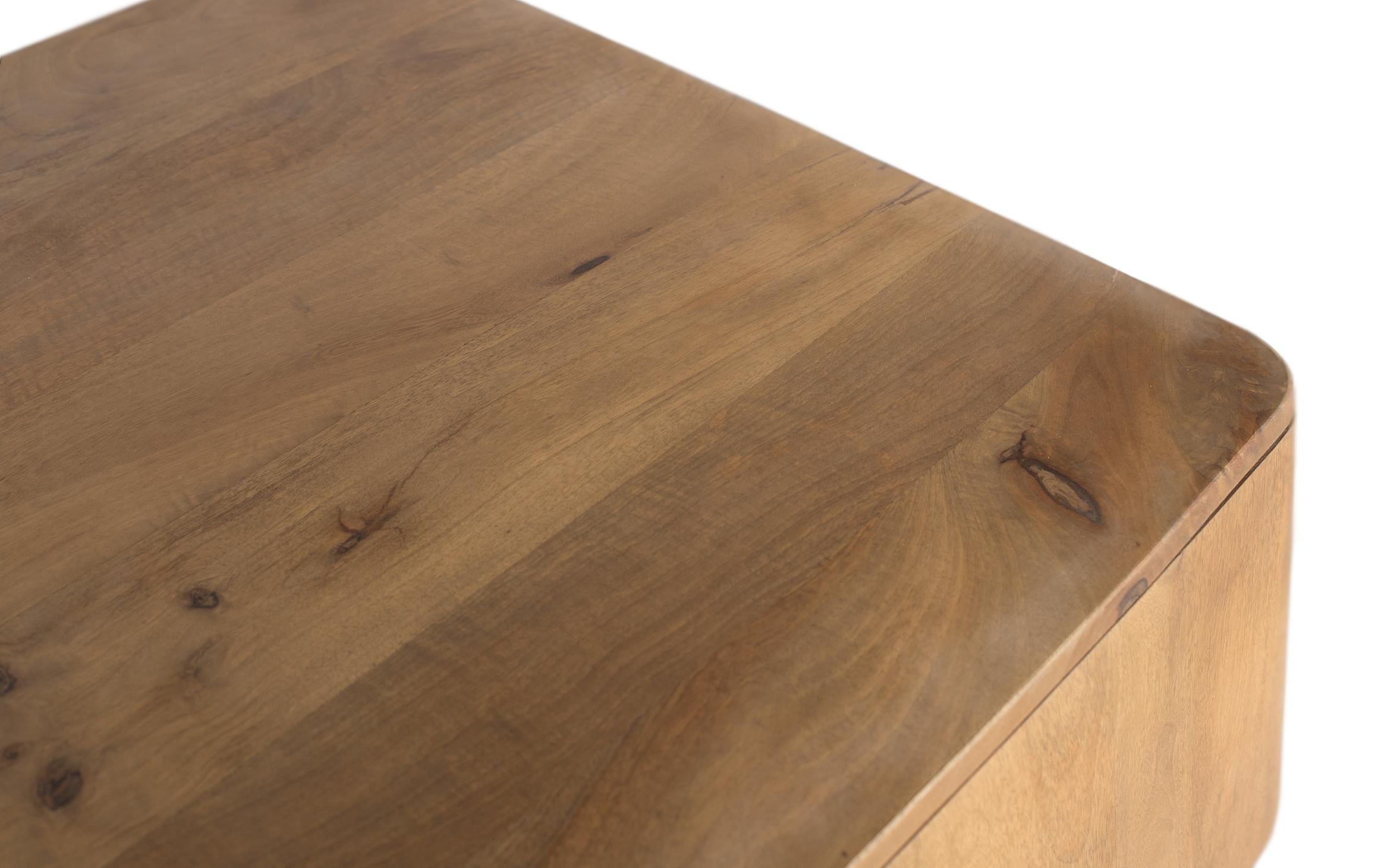 Tavolino realizzato in legno di mango con angoli arrotondati