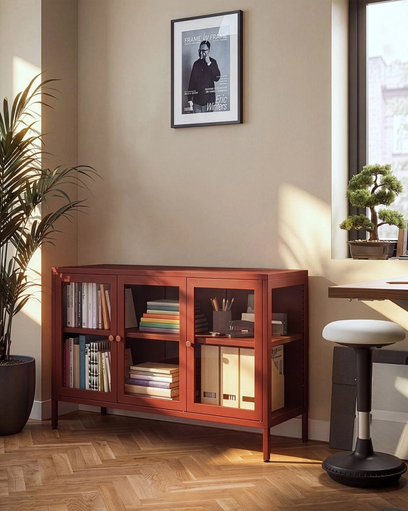 Credenza in acciaio con vetro temperato a 3 ante e ripiani regolabili marrone dorato arredi per il soggiorno dal design moderno.
