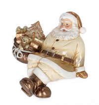 Babbo Brydon seduto con regali