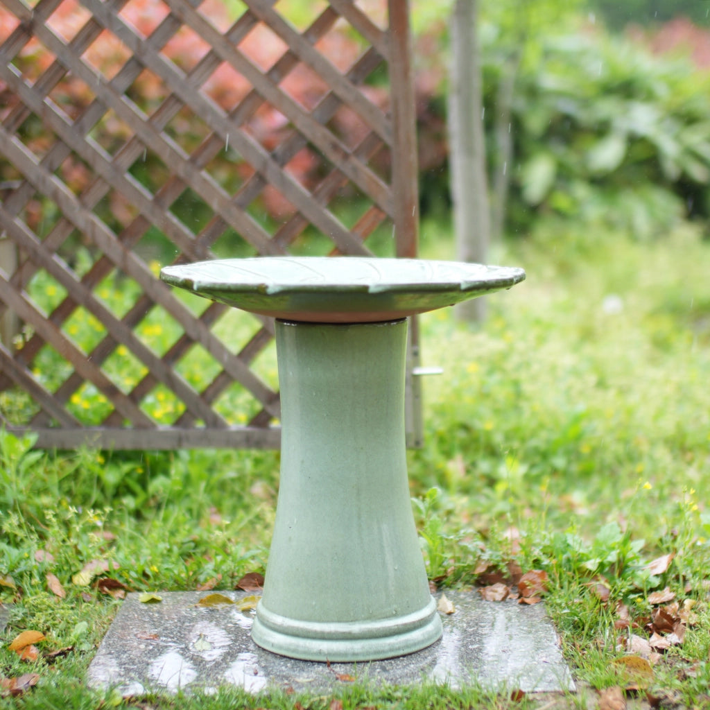 Fontana da giardino in ceramica fatta a mano con vasca ampia e base alta smaltata verde chiaro Ø 43 × 45 cm