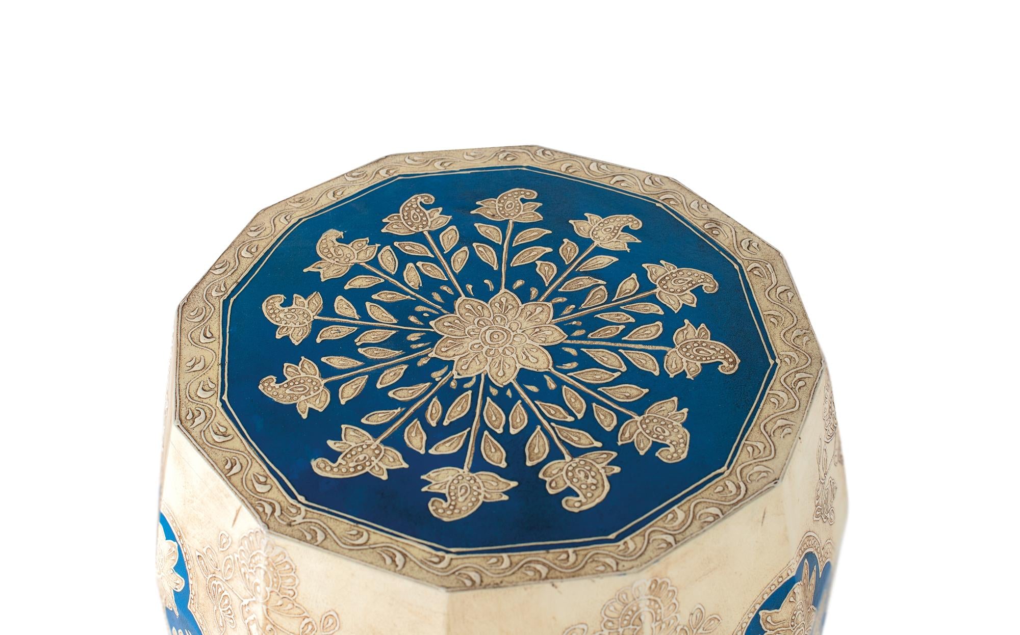 Sgabello in stile etnico realizzato in legno di mango e dipinto a mano