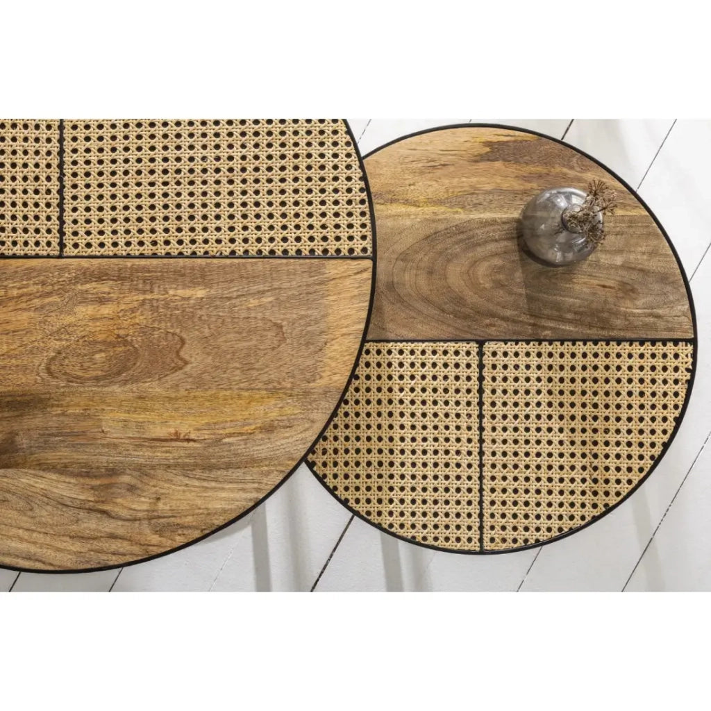 Tavolini impilabili KANEVIA rotondi in legno di mango massiccio, rattan e metallo nero