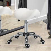 Sgabello girevole bianco a sella imbottito con ruote e altezza regolabile da 49 a 61 cm