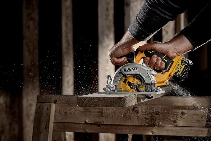 Sega circolare DeWalt a batteria 12V brushless d.140mm solo macchina DCS512N-XJ