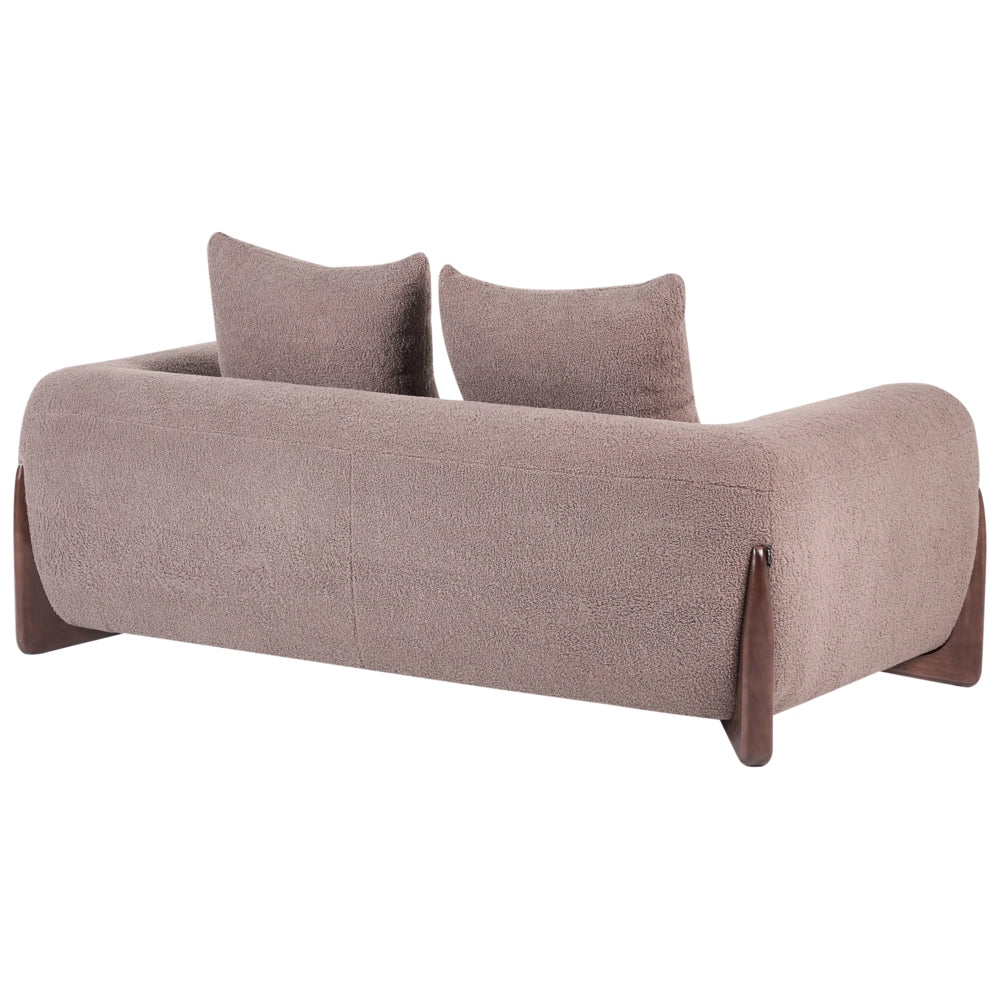 Divano a due posti con rivestimento in tessuto bouclè marrone con braccioli e gambe in legno stile moderno