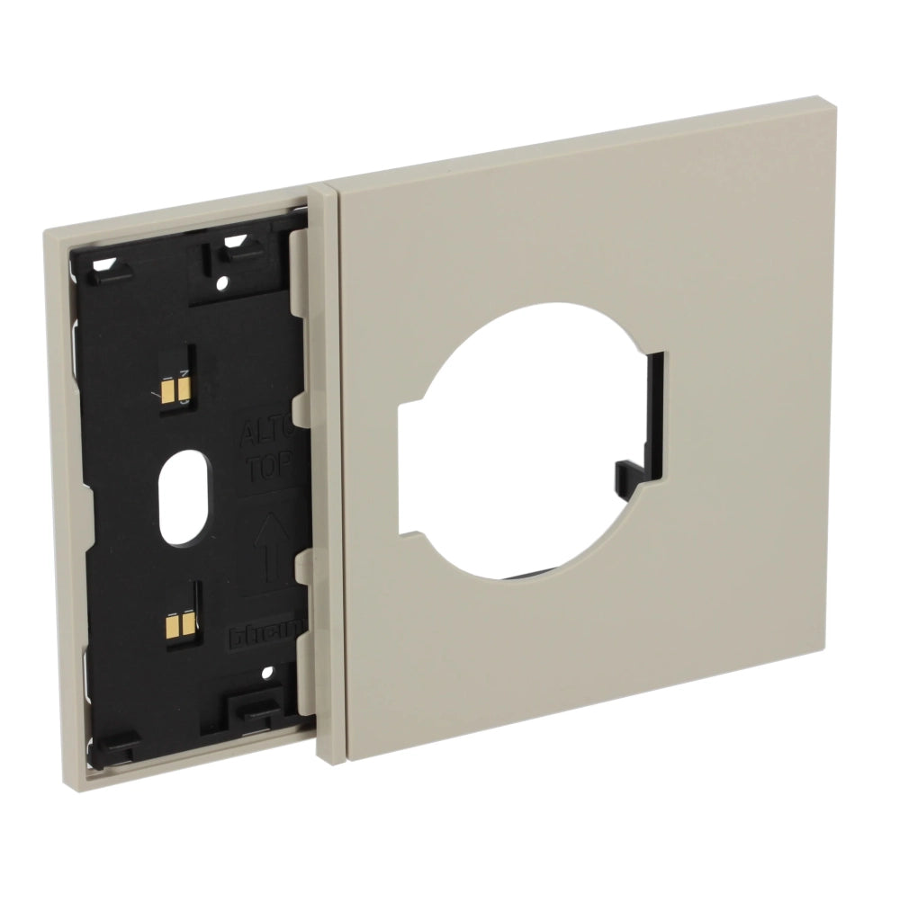Frame elettrificato con mostrina presa tedesca Bticino Living Now Sabbia KM8103M03