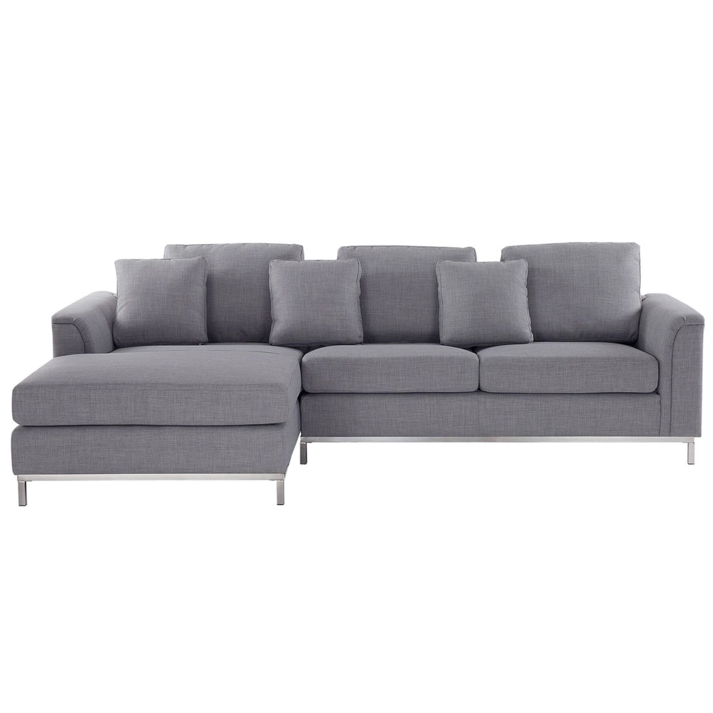Divano ad angolo con rivestimento in tessuto grigio chiaro a forma di L con orientamento a versione destra